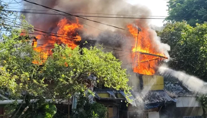 Dua Rumah di Petojo Selatan Terbakar, 85 Personel Damkar Dikerahkan