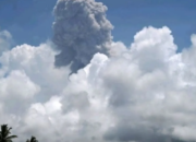 Gunung Ibu Erupsi Kembali, Kolom Abu Teramati Setinggi 1,5 Kilometer