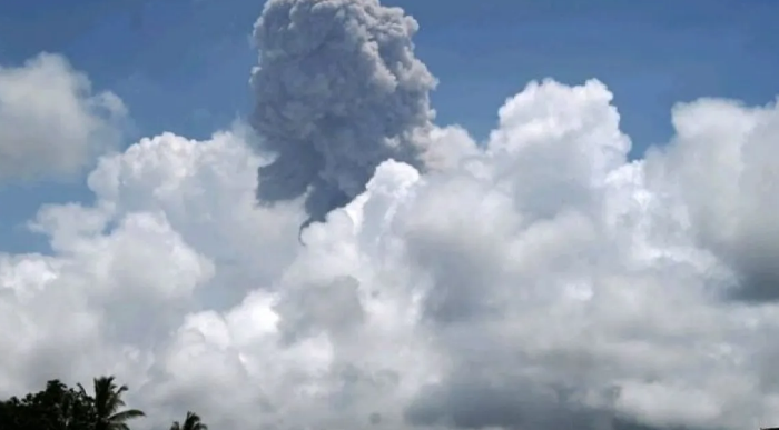 Gunung Ibu Erupsi Kembali, Kolom Abu Teramati Setinggi 1,5 Kilometer