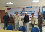Ketum PWI Pusat Serahkan KTA Biasa kepada Anggota PWI Jaya, Ingatkan Kepatuhan pada Regulasi Pers