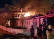 Sebuah Kapal Pengumpul Ikan Terbakar Hebat di Dermaga Pelabuhan Muara Baru