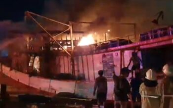 Sebuah Kapal Pengumpul Ikan Terbakar Hebat di Dermaga Pelabuhan Muara Baru