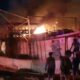 Sebuah Kapal Pengumpul Ikan Terbakar Hebat di Dermaga Pelabuhan Muara Baru