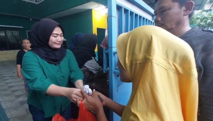 Seorang Warga Muara Angke Berikan Makanan Gratis Setiap Hari di Momen Ramadhan