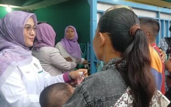 Ratusan Takjil Gratis Dibagikan Perempuan Bangsa Kepada Masyarakat di Muara Angke