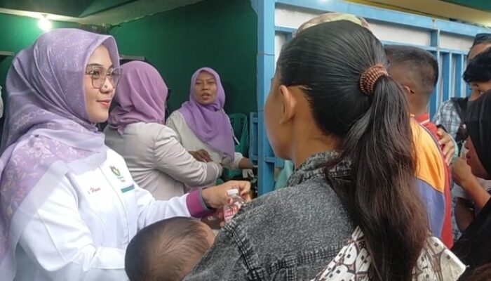 Ratusan Takjil Gratis Dibagikan Perempuan Bangsa Kepada Masyarakat di Muara Angke